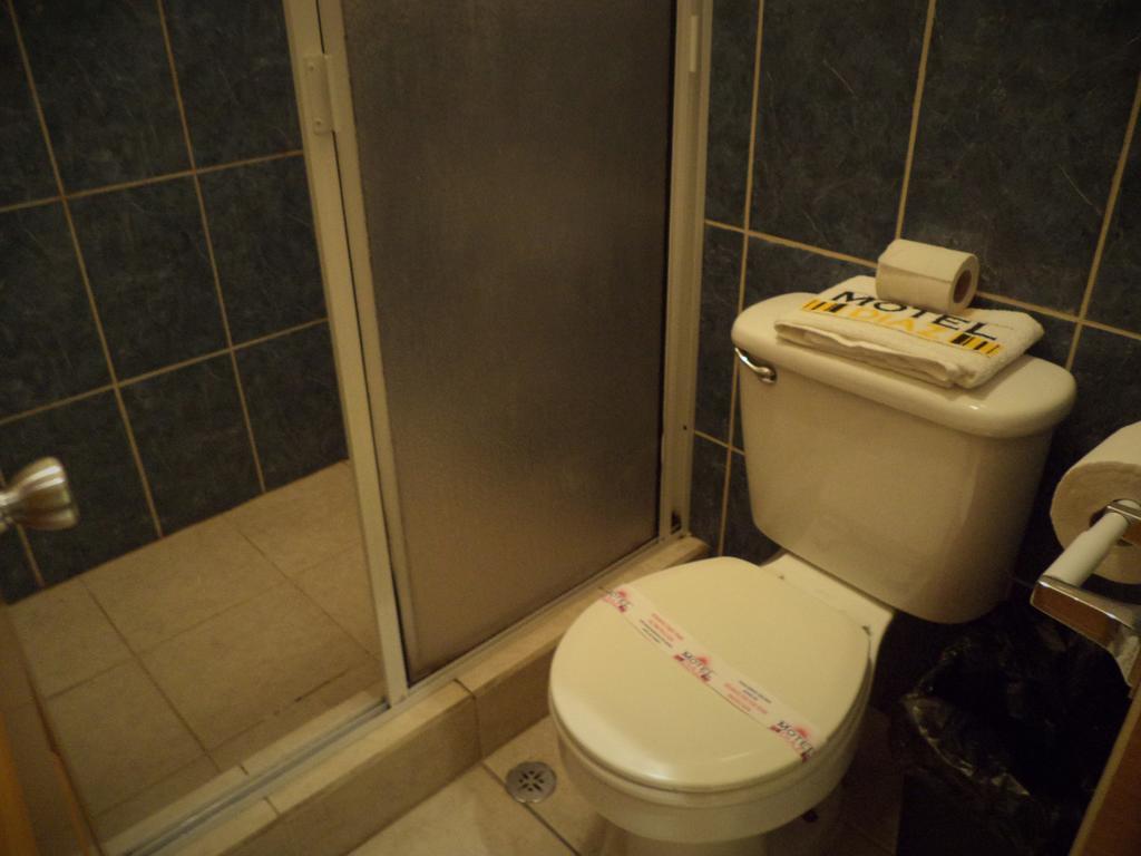 Hotel Diaz Тихуана Номер фото